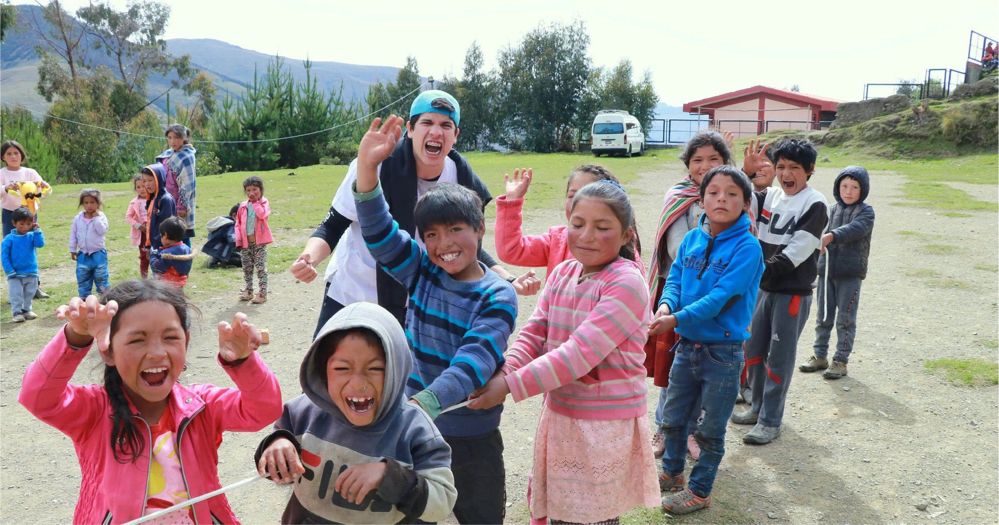niños-sonriendo-voluntariado-cayetano-heredia